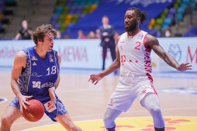 Fraport Skyliners - Telekom Baskets Bonn, easyCredit BBL Joe Rahon (Fraport Skyliners, 18) gegen Xavier Pollard (Bonn, 2). Basketball-Spiel der easyCredit BBL zwischen den Fraport Skyliners und Telekom Baskets Bonn am 31. Januar 2021 in der Fraport-Arena in Frankfurt am Main., Frankfurt am Main Hessen Deutschland Fraport-Arena