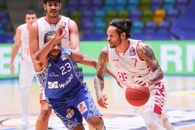 Fraport Skyliners - Telekom Baskets Bonn, easyCredit BBL Chris Babb (Bonn, 7) wird von Quantez Robertson (Fraport Skyliners, 23) angegriffen. Basketball-Spiel der easyCredit BBL zwischen den Fraport Skyliners und Telekom Baskets Bonn am 31. Januar 2021 in der Fraport-Arena in Frankfurt am Main., Frankfurt am Main Hessen Deutschland Fraport-Arena