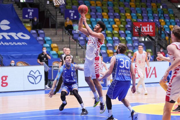 Fraport Skyliners - Telekom Baskets Bonn, easyCredit BBL Gabriel De Oliveira (Bonn, 22) steigt hoch zum Korb. Konstantin Konga (Fraport Skyliners, 0) und Jon Axel Gudmundsson (Fraport Skyliners, 30) kommen zu spaet. Basketball-Spiel der easyCredit BBL zwischen den Fraport Skyliners und Telekom Baskets Bonn am 31. Januar 2021 in der Fraport-Arena in Frankfurt am Main., Frankfurt am Main Hessen Deutschland Fraport-Arena