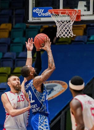 31.01.2021, xpsx, Basketball easyCredit BBL, Fraport Skyliners - Telekom Baskets Bonn v.l. Deividas Gailius (Telekom Baskets Bonn)m Kamari Murphy (Fraport Sykliners) emspor Frankfurt am Main