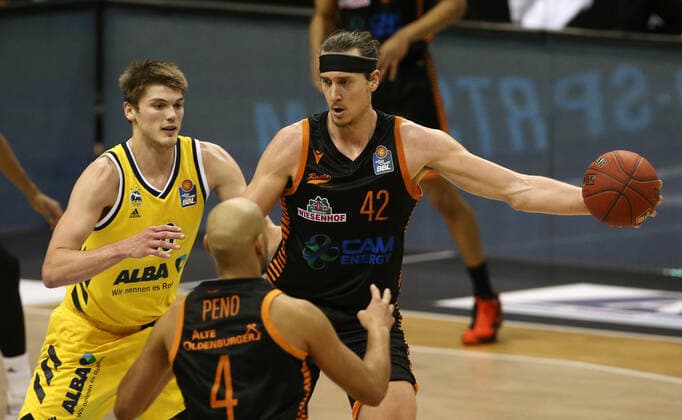 Ben Lammers, Stefan Peno, Dennis Clifford Aktion Spielszene Zweikampf Basketball BBL Bundesliga Herren Saison 2020 2021 31.01.2021 ALBA Berlin vs. RASTA Vechta