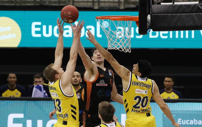 Luke Sikma, Dennis Clifford, Simone Fontecchio Aktion Spielszene Zweikampf Basketball BBL Bundesliga Herren Saison 2020 2021 31.01.2021 ALBA Berlin vs. RASTA Vechta
