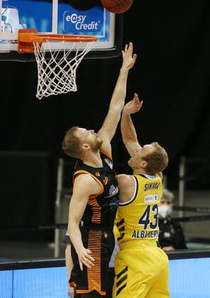 Robin Christen, Luke Sikma Aktion Spielszene Zweikampf Basketball BBL Bundesliga Herren Saison 2020 2021 31.01.2021 ALBA Berlin vs. RASTA Vechta