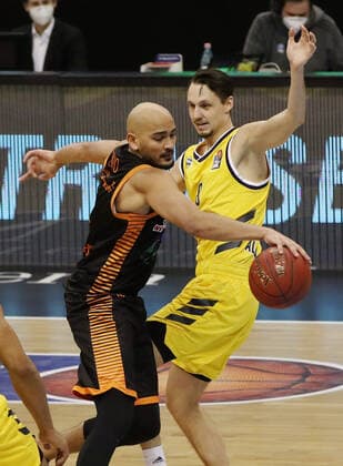 Stefan Peno, Marcus Eriksson Aktion Spielszene Zweikampf Basketball BBL Bundesliga Herren Saison 2020 2021 31.01.2021 ALBA Berlin vs. RASTA Vechta