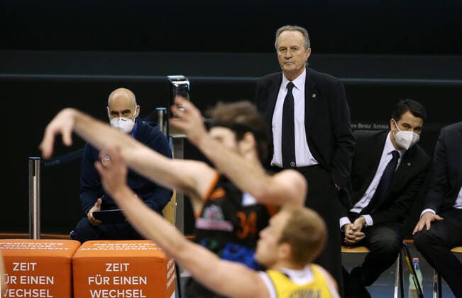 Trainer Aito Garcia Reneses, Co Trainer Israel Gonzales, vorn Will Vorhees, Luke Sikma Basketball BBL Bundesliga Herren Saison 2020 2021 31.01.2021 ALBA Berlin vs. RASTA Vechta
