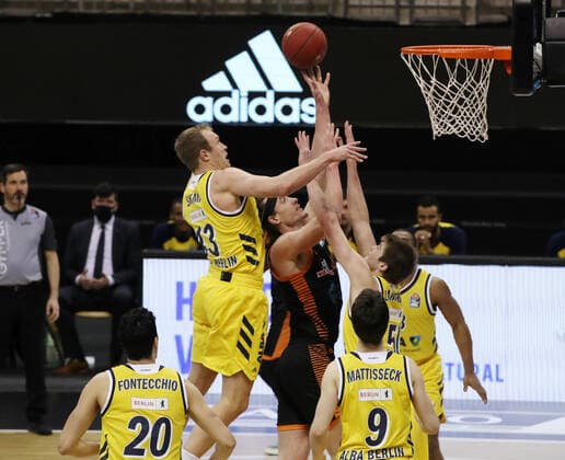 Luke Sikma, Dennis Clifford, Ben Lammers Aktion Spielszene Zweikampf Basketball BBL Bundesliga Herren Saison 2020 2021 31.01.2021 ALBA Berlin vs. RASTA Vechta