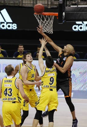 v.l. Luke Sikma, Ben Lammers, Jonas Mattissek, Stefan Peno Aktion Spielszene Zweikampf Basketball BBL Bundesliga Herren Saison 2020 2021 31.01.2021 ALBA Berlin vs. RASTA Vechta