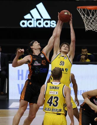 Dennis Clifford, Ben Lammers Aktion Spielszene Zweikampf Basketball BBL Bundesliga Herren Saison 2020 2021 31.01.2021 ALBA Berlin vs. RASTA Vechta