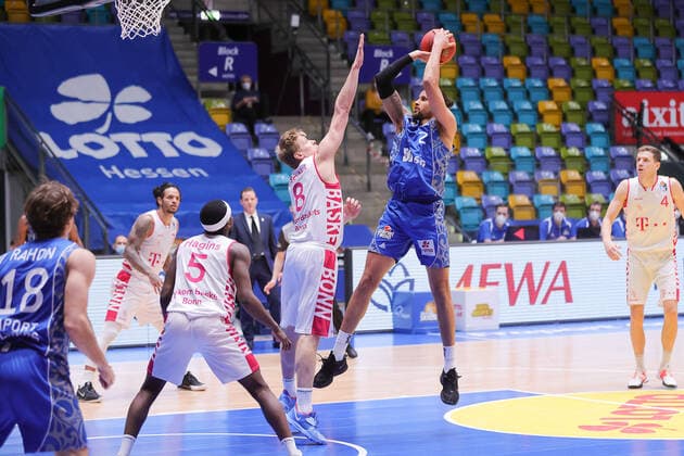 Fraport Skyliners - Telekom Baskets Bonn, easyCredit BBL Distanzwurf von Michael Kessens (Fraport Skyliners, 2) gegen Benjamin Lischka (Bonn, 8). Basketball-Spiel der easyCredit BBL zwischen den Fraport Skyliners und Telekom Baskets Bonn am 31. Januar 2021 in der Fraport-Arena in Frankfurt am Main., Frankfurt am Main Hessen Deutschland Fraport-Arena