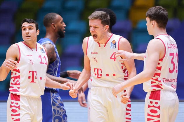 Fraport Skyliners - Telekom Baskets Bonn, easyCredit BBL Wutschrei von Strahinja Micovic (Bonn, 4), links Anthony DiLeo (Bonn, 11), rechts Simonas Lukosius (Bonn, 32). Basketball-Spiel der easyCredit BBL zwischen den Fraport Skyliners und Telekom Baskets Bonn am 31. Januar 2021 in der Fraport-Arena in Frankfurt am Main., Frankfurt am Main Hessen Deutschland Fraport-Arena
