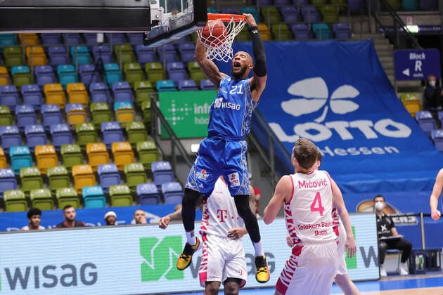 Fraport Skyliners - Telekom Baskets Bonn, easyCredit BBL Dunking von Kamari Murphy (Fraport Skyliners, 21). Basketball-Spiel der easyCredit BBL zwischen den Fraport Skyliners und Telekom Baskets Bonn am 31. Januar 2021 in der Fraport-Arena in Frankfurt am Main., Frankfurt am Main Hessen Deutschland Fraport-Arena