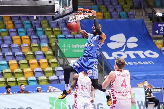Fraport Skyliners - Telekom Baskets Bonn, easyCredit BBL Dunking von Kamari Murphy (Fraport Skyliners, 21). Basketball-Spiel der easyCredit BBL zwischen den Fraport Skyliners und Telekom Baskets Bonn am 31. Januar 2021 in der Fraport-Arena in Frankfurt am Main., Frankfurt am Main Hessen Deutschland Fraport-Arena