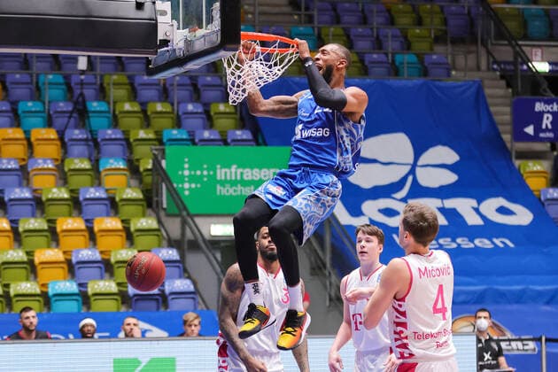 Fraport Skyliners - Telekom Baskets Bonn, easyCredit BBL Dunking von Kamari Murphy (Fraport Skyliners, 21). Basketball-Spiel der easyCredit BBL zwischen den Fraport Skyliners und Telekom Baskets Bonn am 31. Januar 2021 in der Fraport-Arena in Frankfurt am Main., Frankfurt am Main Hessen Deutschland Fraport-Arena