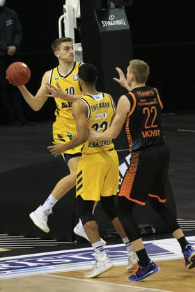 DEU, 1. BBL Alba Berlin vs. RASTA Vechta , 31.01.2021, Mercedes-Benz-Arena, Berlin, DEU, 1. BBL Alba Berlin vs. RASTA Vechta , im Bild Tim Schneider (ALBA Berlin 10), Johannes Thiemann (ALBA Berlin 32), Bjoern Rohwer (RASTA Vechta 22)