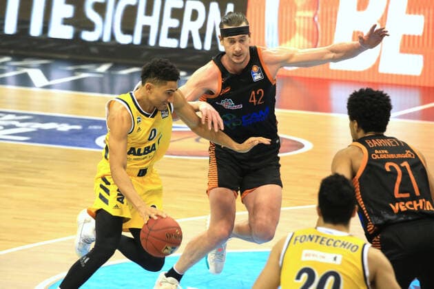 DEU, 1. BBL Alba Berlin vs. RASTA Vechta , 31.01.2021, Mercedes-Benz-Arena, Berlin, DEU, 1. BBL Alba Berlin vs. RASTA Vechta , im Bild Maodo Lo (ALBA Berlin 0), Dennis Clifford (RASTA Vechta 42)