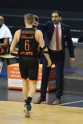DEU, 1. BBL Alba Berlin vs. RASTA Vechta , 31.01.2021, Mercedes-Benz-Arena, Berlin, DEU, 1. BBL Alba Berlin vs. RASTA Vechta , im Bild Head Coach Thomas Paech (RASTA Vechta), Tim Hasbargen (RASTA Vechta 6)