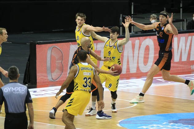 DEU, 1. BBL Alba Berlin vs. RASTA Vechta , 31.01.2021, Mercedes-Benz-Arena, Berlin, DEU, 1. BBL Alba Berlin vs. RASTA Vechta , im Bild Ben Lammers (ALBA Berlin 50), Jonas Mattisseck (ALBA Berlin 9), Jayson Granger (ALBA Berlin 33), Stefan Peno (RASTA Vechta 4), Dennis Clifford (RASTA Vechta 42)