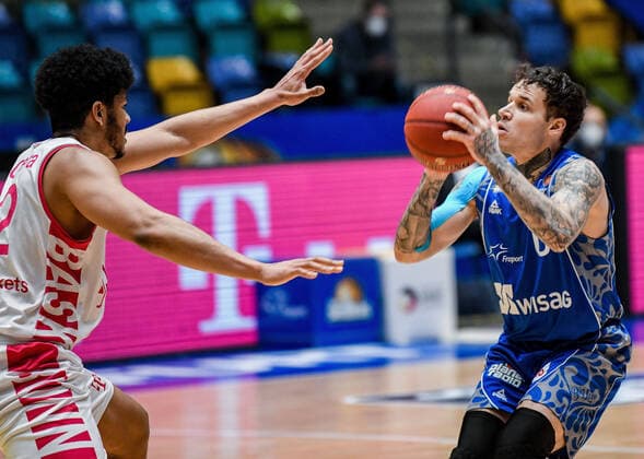 31.01.2021, xpsx, Basketball easyCredit BBL, Fraport Skyliners - Telekom Baskets Bonn v.l. Gabriel De Oliveira (Telekom Baskets Bonn), Konstantin Konga (Fraport Sykliners) emspor Frankfurt am Main