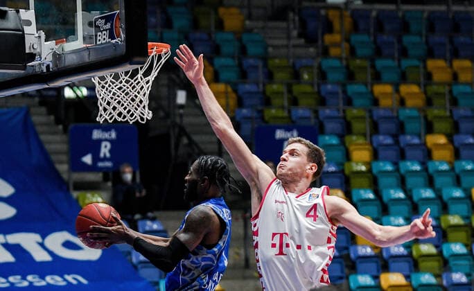 31.01.2021, xpsx, Basketball easyCredit BBL, Fraport Skyliners - Telekom Baskets Bonn v.l. Matt Mobley (Fraport Sykliners), Strahinja Micovic (Telekom Baskets Bonn) emspor Frankfurt am Main