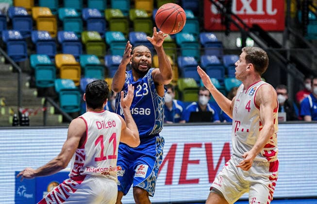 31.01.2021, xpsx, Basketball easyCredit BBL, Fraport Skyliners - Telekom Baskets Bonn v.l. Anthony DiLeo (Telekom Baskets Bonn), Quantez Robertson (Fraport Sykliners), Strahinja Micovic (Telekom Baskets Bonn) emspor Frankfurt am Main