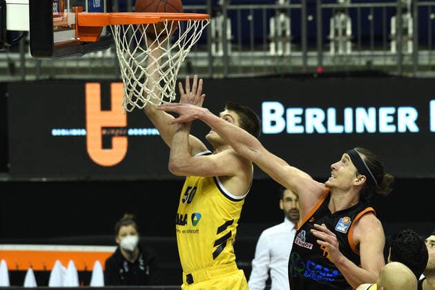 v.l. Ben Lammers - Alba, Dennis Clifford - Rasta Vechta, 31.01.2021, BBL, Alba Berlin vs RASTA Vechta , in der Mercedes Benz Arena, GER, Berlin, 31.01.2021, BBL, Alba vs RASTA Vechta Berlin Copyright: xUwexKoch xEibner-Pressefotox EP_ukh