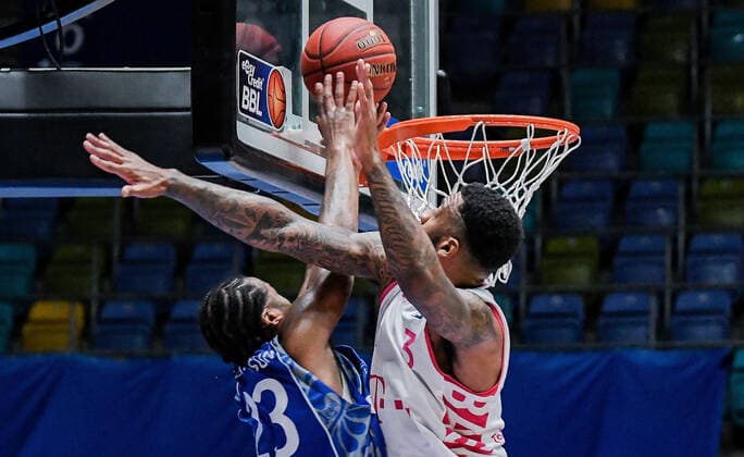 31.01.2021, xpsx, Basketball easyCredit BBL, Fraport Skyliners - Telekom Baskets Bonn v.l. Quantez Robertson (Fraport Sykliners), James Thompson IV (Telekom Baskets Bonn) emspor Frankfurt am Main