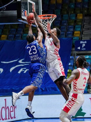 31.01.2021, xpsx, Basketball easyCredit BBL, Fraport Skyliners - Telekom Baskets Bonn v.l. Quantez Robertson (Fraport Sykliners), James Thompson IV (Telekom Baskets Bonn) emspor Frankfurt am Main