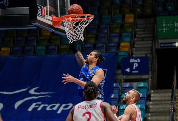 31.01.2021, xpsx, Basketball easyCredit BBL, Fraport Skyliners - Telekom Baskets Bonn v.l. Michael Kessens (Fraport Sykliners), Strahinja Micovic (Telekom Baskets Bonn) emspor Frankfurt am Main