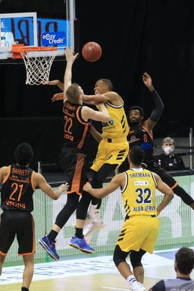 DEU, 1. BBL Alba Berlin vs. RASTA Vechta , 31.01.2021, Mercedes-Benz-Arena, Berlin, DEU, 1. BBL Alba Berlin vs. RASTA Vechta , im Bild Louis Olinde (ALBA Berlin 19), Bjoern Rohwer (RASTA Vechta 22), Josh Young (RASTA Vechta 8)