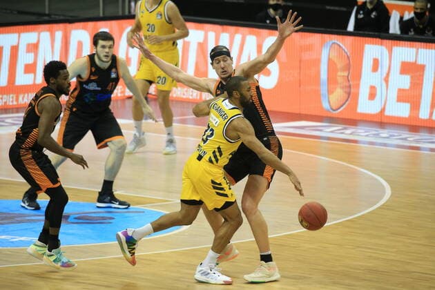 DEU, 1. BBL Alba Berlin vs. RASTA Vechta , 31.01.2021, Mercedes-Benz-Arena, Berlin, DEU, 1. BBL Alba Berlin vs. RASTA Vechta , im Bild Jayson Granger (ALBA Berlin 33), Dennis Clifford (RASTA Vechta 42)