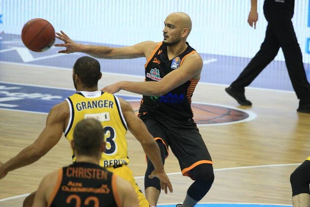 DEU, 1. BBL Alba Berlin vs. RASTA Vechta , 31.01.2021, Mercedes-Benz-Arena, Berlin, DEU, 1. BBL Alba Berlin vs. RASTA Vechta , im Bild Jayson Granger (ALBA Berlin 33), Stefan Peno (RASTA Vechta 4)