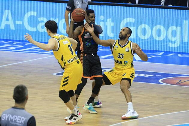 DEU, 1. BBL Alba Berlin vs. RASTA Vechta , 31.01.2021, Mercedes-Benz-Arena, Berlin, DEU, 1. BBL Alba Berlin vs. RASTA Vechta , im Bild Jayson Granger (ALBA Berlin 33), Jonas Mattisseck (ALBA Berlin 9), Josh Young (RASTA Vechta 8)