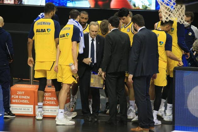 DEU, 1. BBL Alba Berlin vs. RASTA Vechta , 31.01.2021, Mercedes-Benz-Arena, Berlin, DEU, 1. BBL Alba Berlin vs. RASTA Vechta , im Bild Cheftrainer Aito Garcia Reneses (ALBA Berlin), Spielerkreis