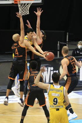 DEU, 1. BBL Alba Berlin vs. RASTA Vechta , 31.01.2021, Mercedes-Benz-Arena, Berlin, DEU, 1. BBL Alba Berlin vs. RASTA Vechta , im Bild Simone Fontecchio (ALBA Berlin 20), Dennis Clifford (RASTA Vechta 42), Stefan Peno (RASTA Vechta 4)