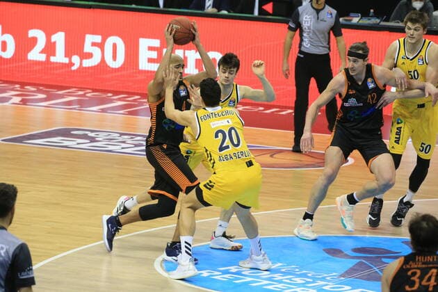 DEU, 1. BBL Alba Berlin vs. RASTA Vechta , 31.01.2021, Mercedes-Benz-Arena, Berlin, DEU, 1. BBL Alba Berlin vs. RASTA Vechta , im Bild Jonas Mattisseck (ALBA Berlin 9), Simone Fontecchio (ALBA Berlin 20), Stefan Peno (RASTA Vechta 4)