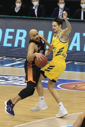 DEU, 1. BBL Alba Berlin vs. RASTA Vechta , 31.01.2021, Mercedes-Benz-Arena, Berlin, DEU, 1. BBL Alba Berlin vs. RASTA Vechta , im Bild Ben Lammers (ALBA Berlin 50), Stefan Peno (RASTA Vechta 4)