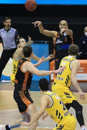 DEU, 1. BBL Alba Berlin vs. RASTA Vechta , 31.01.2021, Mercedes-Benz-Arena, Berlin, DEU, 1. BBL Alba Berlin vs. RASTA Vechta , im Bild Ben Lammers (ALBA Berlin 50), Jayson Granger (ALBA Berlin 33), Stefan Peno (RASTA Vechta 4), Dennis Clifford (RASTA Vechta 42)