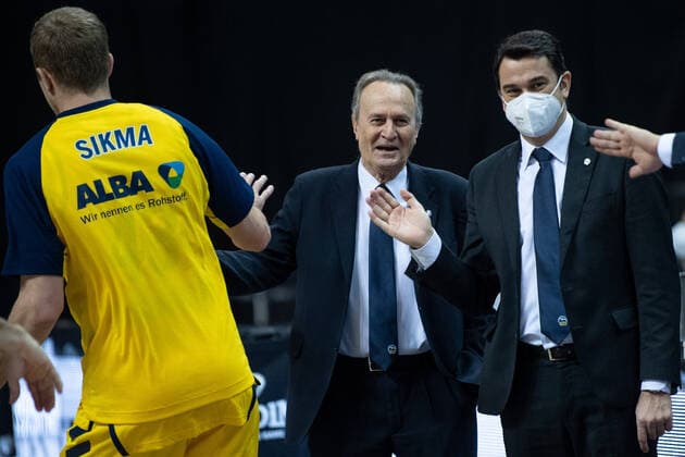Basketball Berlin 31.01.2021 Saison 2020 2021 BBL easyCredit-BBL Alba Berlin vs Rasta Vechta vl: Luke Sikma (43 ALB), Cheftrainer Aito Garcia Reneses (ALB), Assistenztrainer Israel Gonzalez (ALB)