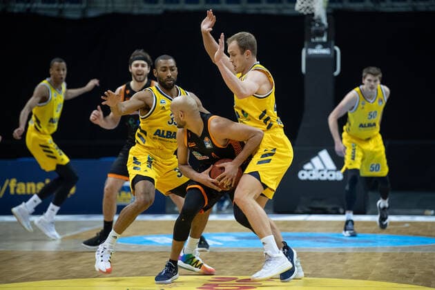Basketball Berlin 31.01.2021 Saison 2020 2021 BBL easyCredit-BBL Alba Berlin vs Rasta Vechta vl: Jayson Granger (33 ALB), Stefan Peno (4 Vechta), Luke Sikma (43 ALB)
