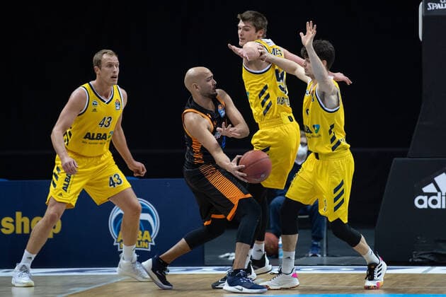 Basketball Berlin 31.01.2021 Saison 2020 2021 BBL easyCredit-BBL Alba Berlin vs Rasta Vechta vl: Luke Sikma (43 ALB), Stefan Peno (4 Vechta), Ben Lammers (50 ALB), Jonas Mattisseck (9 ALB)