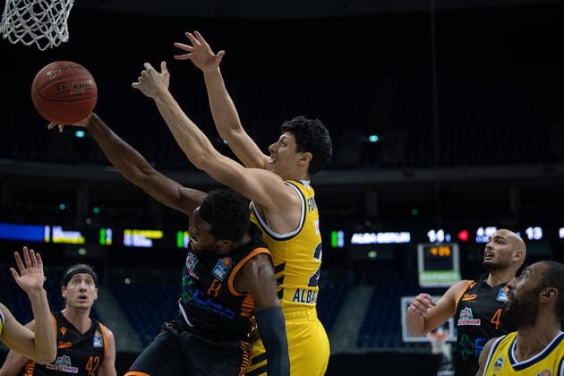 Basketball Berlin 31.01.2021 Saison 2020 2021 BBL easyCredit-BBL Alba Berlin vs Rasta Vechta vl: Stefan Peno (4 Vechta), Simone Fontecchio (20 ALB)