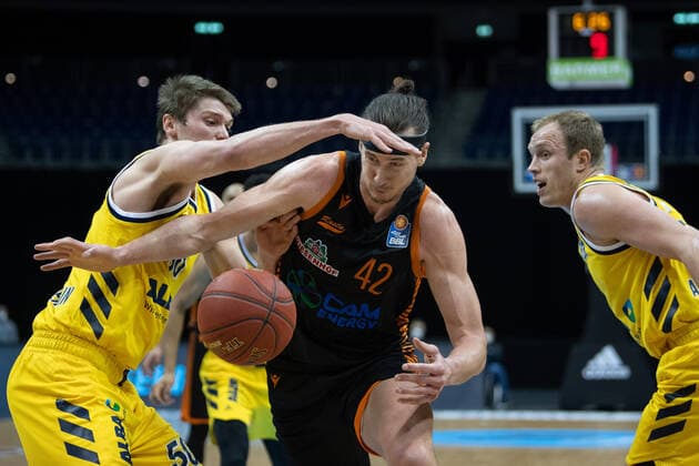 Basketball Berlin 31.01.2021 Saison 2020 2021 BBL easyCredit-BBL Alba Berlin vs Rasta Vechta vl: Ben Lammers (50 ALB), Dennis Clifford (42 Vechta), Luke Sikma (43 ALB)
