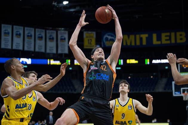 Basketball Berlin 31.01.2021 Saison 2020 2021 BBL easyCredit-BBL Alba Berlin vs Rasta Vechta vl: Louis Olinde (19 ALB), Dennis Clifford (42 Vechta), Jonas Mattisseck (9 ALB)