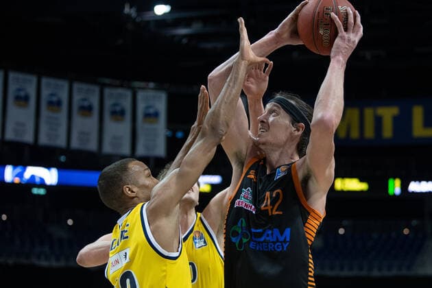 Basketball Berlin 31.01.2021 Saison 2020 2021 BBL easyCredit-BBL Alba Berlin vs Rasta Vechta vl: Louis Olinde (19 ALB), Dennis Clifford (42 Vechta)