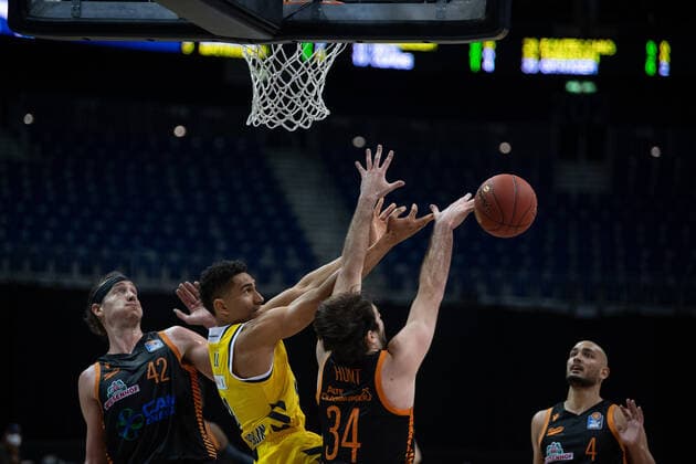 Basketball Berlin 31.01.2021 Saison 2020 2021 BBL easyCredit-BBL Alba Berlin vs Rasta Vechta vl: Dennis Clifford (42 Vechta), Maodo Lo (0 Alb), Jesse Hunt (34 Vechta)