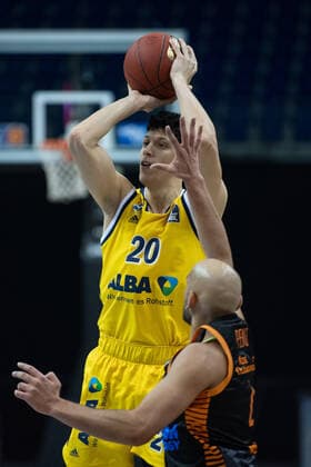 Basketball Berlin 31.01.2021 Saison 2020 2021 BBL easyCredit-BBL Alba Berlin vs Rasta Vechta vl: Simone Fontecchio (20 ALB), Stefan Peno (4 Vechta)