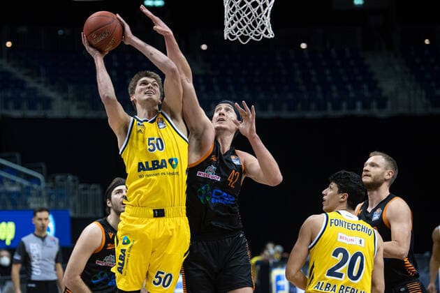 Basketball Berlin 31.01.2021 Saison 2020 2021 BBL easyCredit-BBL Alba Berlin vs Rasta Vechta vl: Ben Lammers (50 ALB), Dennis Clifford (42 Vechta), Simone Fontecchio (20 ALB), Robin Christen (33 Vechta)