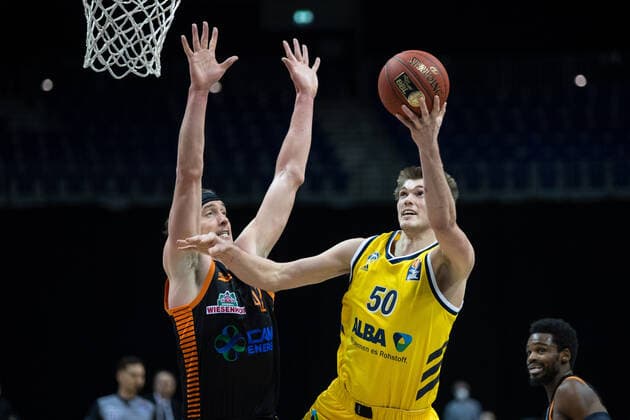 Basketball Berlin 31.01.2021 Saison 2020 2021 BBL easyCredit-BBL Alba Berlin vs Rasta Vechta vl: Dennis Clifford (42 Vechta), Ben Lammers (50 ALB)