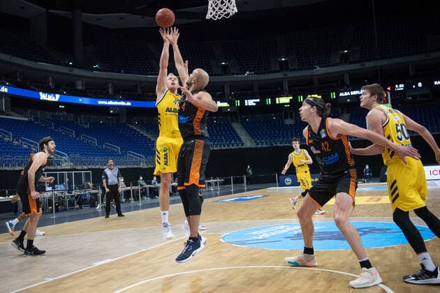 Basketball Berlin 31.01.2021 Saison 2020 2021 BBL easyCredit-BBL Alba Berlin vs Rasta Vechta vl: Luke Sikma (43 ALB), Stefan Peno (4 Vechta), Dennis Clifford (42 Vechta), Ben Lammers (50 ALB)