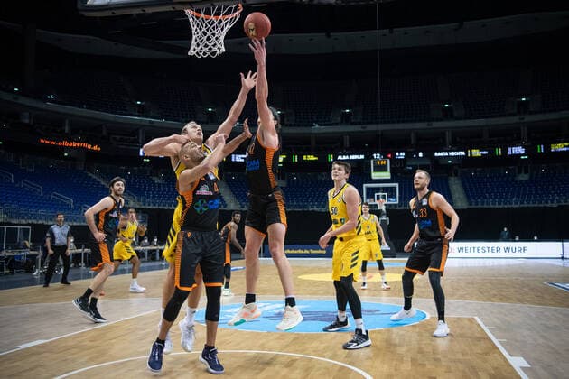 Basketball Berlin 31.01.2021 Saison 2020 2021 BBL easyCredit-BBL Alba Berlin vs Rasta Vechta vl: Luke Sikma (43 ALB), Stefan Peno (4 Vechta), Dennis Clifford (42 Vechta), Ben Lammers (50 ALB), Robin Christen (33 Vechta)